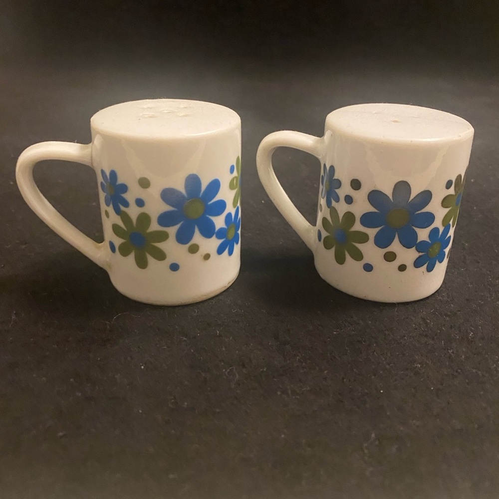 Mid Century Mod salt and pepper shaker set